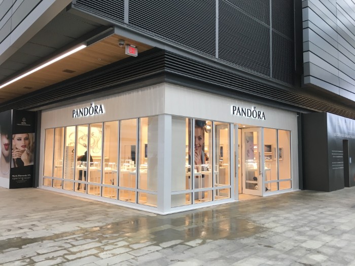 Jewelry Store Employee Shames Man For Buying A ‘Pathetic’ $130 Engagement Ring, He Gets Defended By His Fiancée Jewelry Store Employee Shames Man For Buying A ‘Pathetic’ $130 Engagement Ring, He Gets Defended By His Fiancée