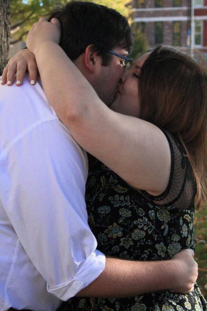 Jewelry Store Employee Shames Man For Buying A ‘Pathetic’ $130 Engagement Ring, He Gets Defended By His Fiancée Jewelry Store Employee Shames Man For Buying A ‘Pathetic’ $130 Engagement Ring, He Gets Defended By His Fiancée