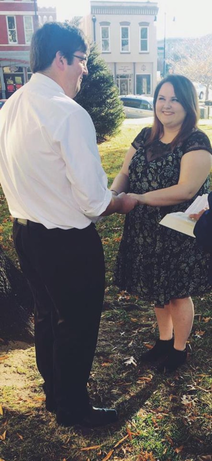 Jewelry Store Employee Shames Man For Buying A ‘Pathetic’ $130 Engagement Ring, He Gets Defended By His Fiancée Jewelry Store Employee Shames Man For Buying A ‘Pathetic’ $130 Engagement Ring, He Gets Defended By His Fiancée