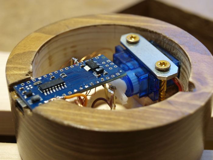 People Are Saying This Husband Just Won Valentine’s Day By Gifting His Wife A Mechanical Flower That Blooms When Touched People Are Saying This Husband Just Won Valentine’s Day By Gifting His Wife A Mechanical Flower That Blooms When Touched