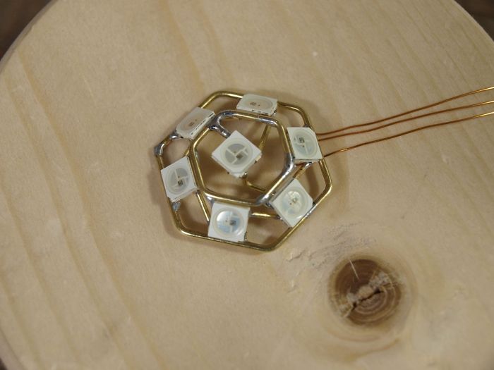 People Are Saying This Husband Just Won Valentine’s Day By Gifting His Wife A Mechanical Flower That Blooms When Touched People Are Saying This Husband Just Won Valentine’s Day By Gifting His Wife A Mechanical Flower That Blooms When Touched