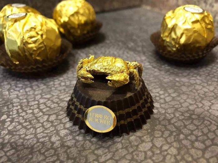Chinese Artist Creates Tiny Sculptures Using Ferrero Rocher Packaging (28 Pics)