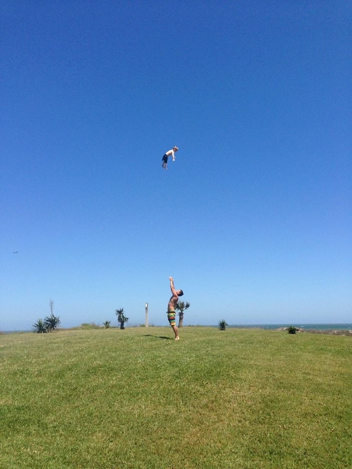 30 Hilarious Photos That Prove Siblings Are The Biggest Assholes Ever 30 Hilarious Photos That Prove Siblings Are The Biggest Assholes Ever