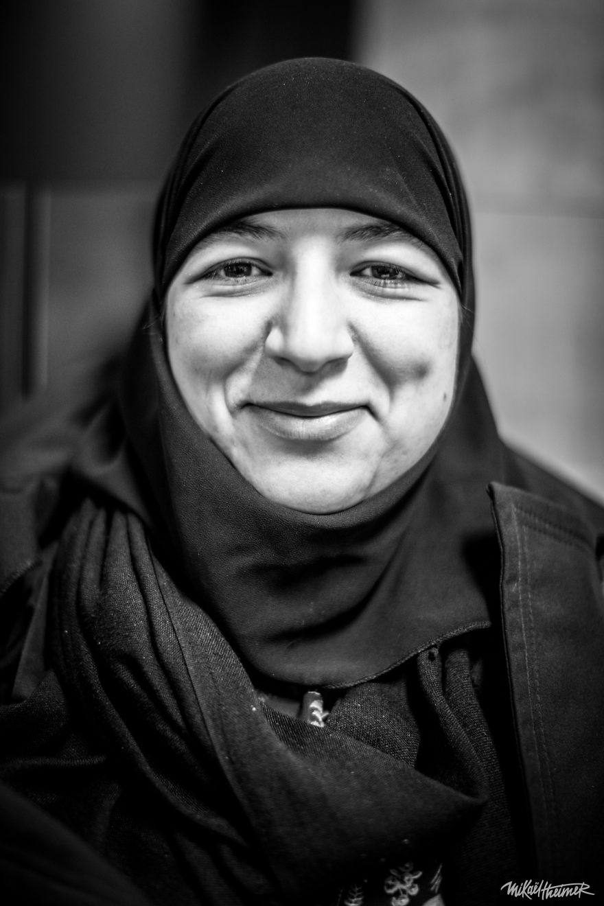 I Capture People Without Their ‘Masks’ By Getting Very Close To Them I Capture People Without Their ‘Masks’ By Getting Very Close To Them