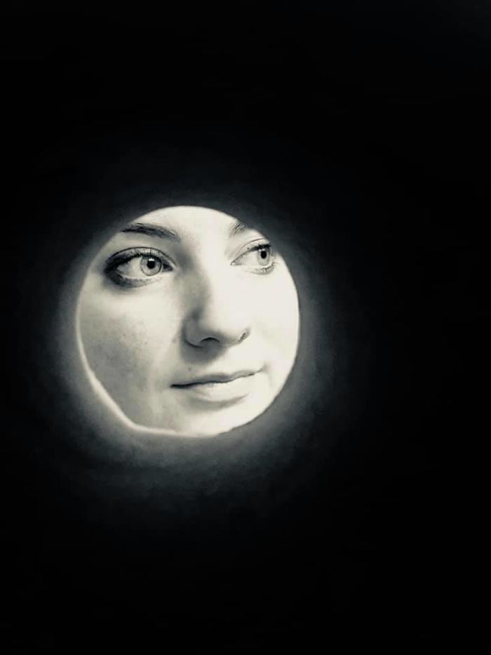 Apparently, If You Take A Selfie Through A Toilet Roll Tube You&#8217;ll Look Like The Moon, And The Pics Are Mildly Funny
