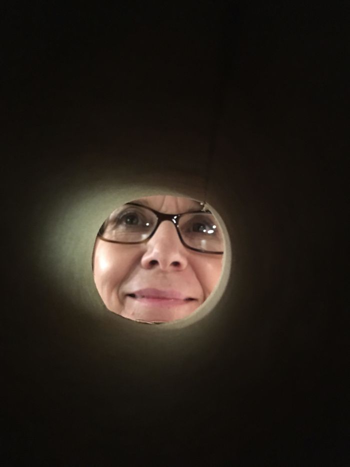 Apparently, If You Take A Selfie Through A Toilet Roll Tube You&#8217;ll Look Like The Moon, And The Pics Are Mildly Funny