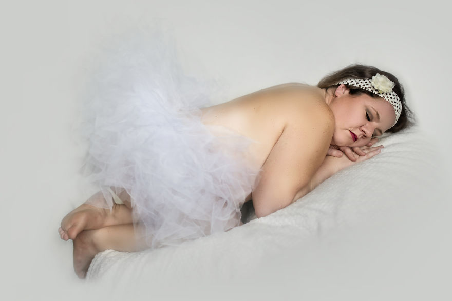 I Asked My 34-Year-Old Friend To Pose For A Newborn Photo Session I Asked My 34-Year-Old Friend To Pose For A Newborn Photo Session