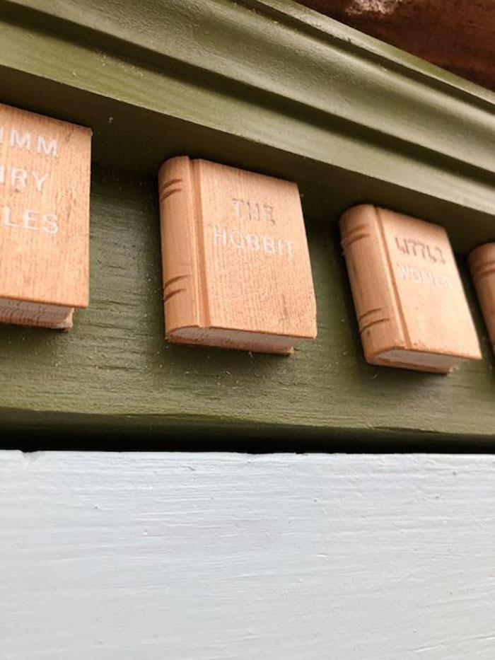 Woman Turned 110-Year-Old Dead Tree Into A Free Little Library For The Neighborhood And It Looks Magical Woman Turned 110-Year-Old Dead Tree Into A Free Little Library For The Neighborhood And It Looks Magical