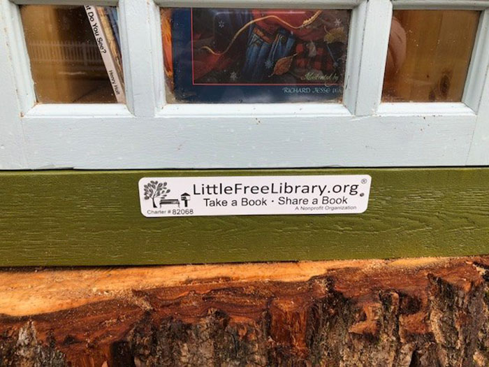 Woman Turned 110-Year-Old Dead Tree Into A Free Little Library For The Neighborhood And It Looks Magical Woman Turned 110-Year-Old Dead Tree Into A Free Little Library For The Neighborhood And It Looks Magical