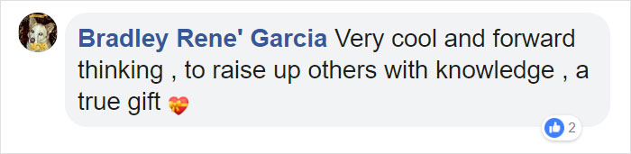 Woman Turned 110-Year-Old Dead Tree Into A Free Little Library For The Neighborhood And It Looks Magical Woman Turned 110-Year-Old Dead Tree Into A Free Little Library For The Neighborhood And It Looks Magical