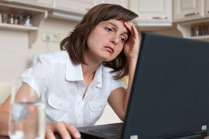 Teacher Demands 120 Free Vinyl Decals In Time For Christmas, Goes Crazy When The Woman Says No Teacher Demands 120 Free Vinyl Decals In Time For Christmas, Goes Crazy When The Woman Says No