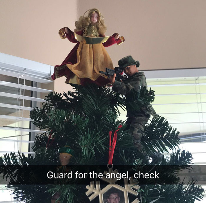 Every Christmas This Guy ‘Improves’ His Mom’s Christmas Decorations With His Soldier Figurines And It’s Hilarious Every Christmas This Guy ‘Improves’ His Mom’s Christmas Decorations With His Soldier Figurines And It’s Hilarious