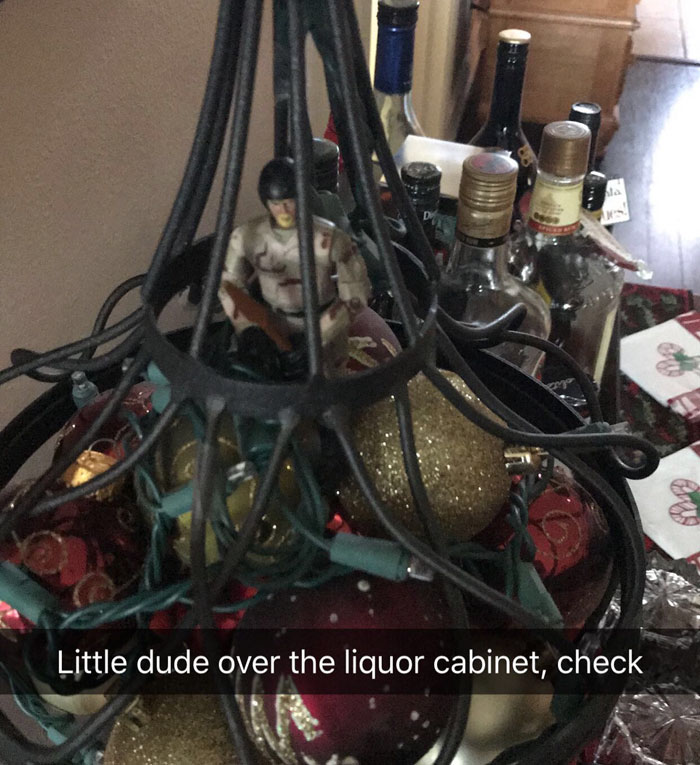 Every Christmas This Guy ‘Improves’ His Mom’s Christmas Decorations With His Soldier Figurines And It’s Hilarious Every Christmas This Guy ‘Improves’ His Mom’s Christmas Decorations With His Soldier Figurines And It’s Hilarious