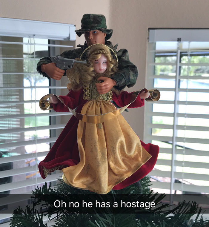 Every Christmas This Guy ‘Improves’ His Mom’s Christmas Decorations With His Soldier Figurines And It’s Hilarious Every Christmas This Guy ‘Improves’ His Mom’s Christmas Decorations With His Soldier Figurines And It’s Hilarious