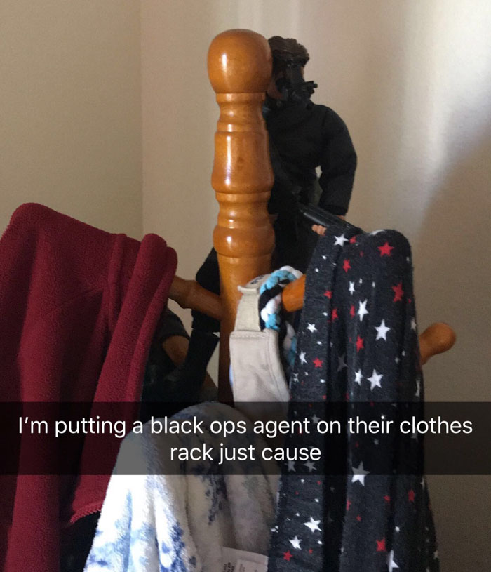 Every Christmas This Guy ‘Improves’ His Mom’s Christmas Decorations With His Soldier Figurines And It’s Hilarious Every Christmas This Guy ‘Improves’ His Mom’s Christmas Decorations With His Soldier Figurines And It’s Hilarious