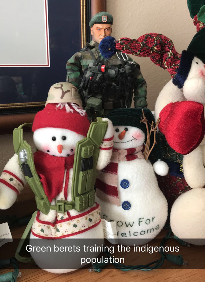 Every Christmas This Guy ‘Improves’ His Mom’s Christmas Decorations With His Soldier Figurines And It’s Hilarious Every Christmas This Guy ‘Improves’ His Mom’s Christmas Decorations With His Soldier Figurines And It’s Hilarious