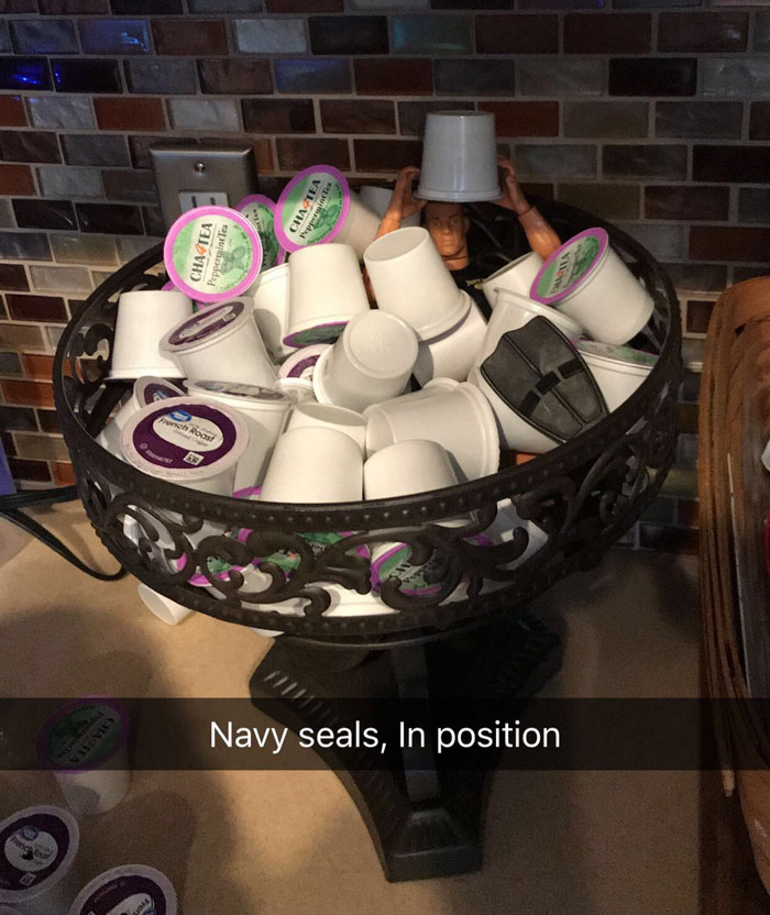 Every Christmas This Guy ‘Improves’ His Mom’s Christmas Decorations With His Soldier Figurines And It’s Hilarious Every Christmas This Guy ‘Improves’ His Mom’s Christmas Decorations With His Soldier Figurines And It’s Hilarious