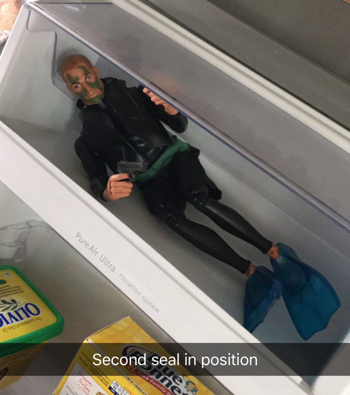 Every Christmas This Guy ‘Improves’ His Mom’s Christmas Decorations With His Soldier Figurines And It’s Hilarious Every Christmas This Guy ‘Improves’ His Mom’s Christmas Decorations With His Soldier Figurines And It’s Hilarious