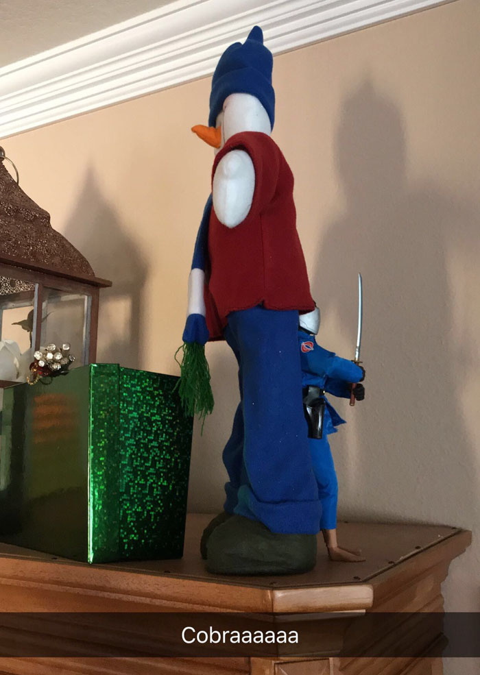 Every Christmas This Guy ‘Improves’ His Mom’s Christmas Decorations With His Soldier Figurines And It’s Hilarious Every Christmas This Guy ‘Improves’ His Mom’s Christmas Decorations With His Soldier Figurines And It’s Hilarious