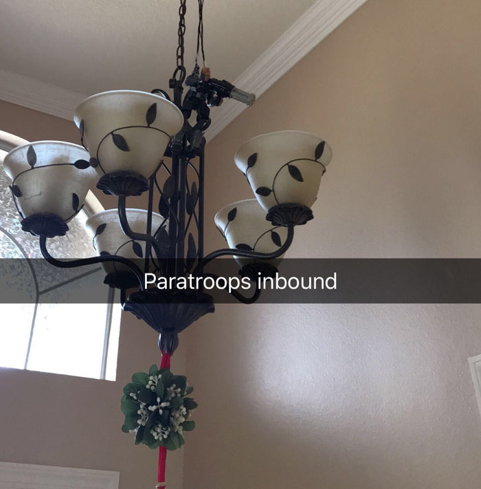 Every Christmas This Guy ‘Improves’ His Mom’s Christmas Decorations With His Soldier Figurines And It’s Hilarious Every Christmas This Guy ‘Improves’ His Mom’s Christmas Decorations With His Soldier Figurines And It’s Hilarious