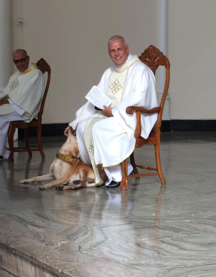 Priest Has An Adorable Reaction To A Dog Who Crashed His Church Service Priest Has An Adorable Reaction To A Dog Who Crashed His Church Service