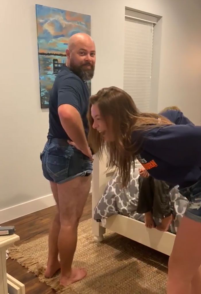Dad Puts On Skimpy Shorts To Prove A Point To His Daughter Dad Puts On Skimpy Shorts To Prove A Point To His Daughter