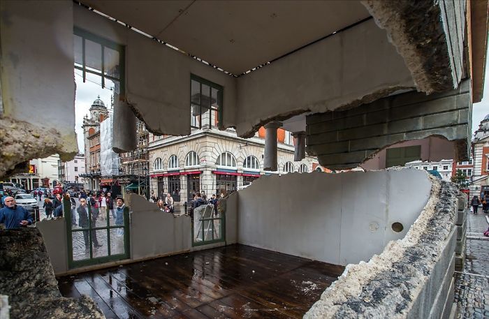 24 Pics Of Reality-Defying Buildings By Alex Chinneck