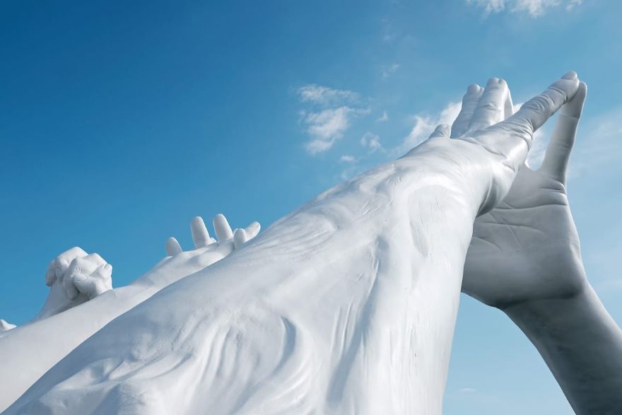 Giant Hands Reaching For Each Other Becomes The Newest Monumental Sculpture In Venice Giant Hands Reaching For Each Other Becomes The Newest Monumental Sculpture In Venice