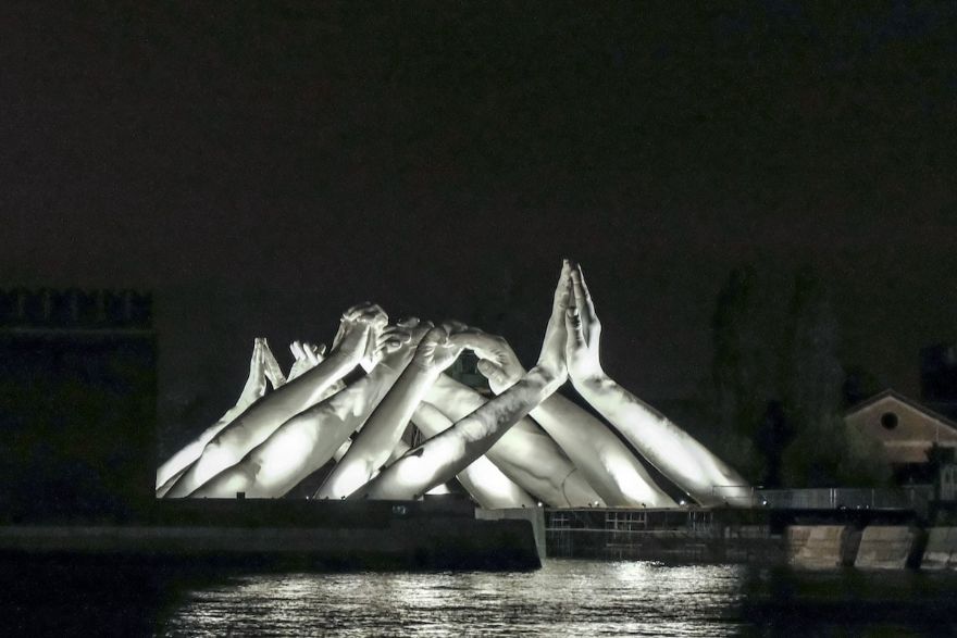 Giant Hands Reaching For Each Other Becomes The Newest Monumental Sculpture In Venice Giant Hands Reaching For Each Other Becomes The Newest Monumental Sculpture In Venice