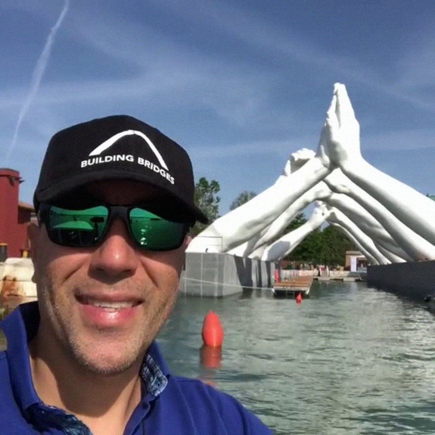 Giant Hands Reaching For Each Other Becomes The Newest Monumental Sculpture In Venice Giant Hands Reaching For Each Other Becomes The Newest Monumental Sculpture In Venice