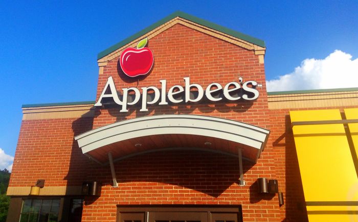 Woman Mocks Guy That Wanted To Take Her On A Date To Applebee’s, Gets Destroyed With 19 Responses