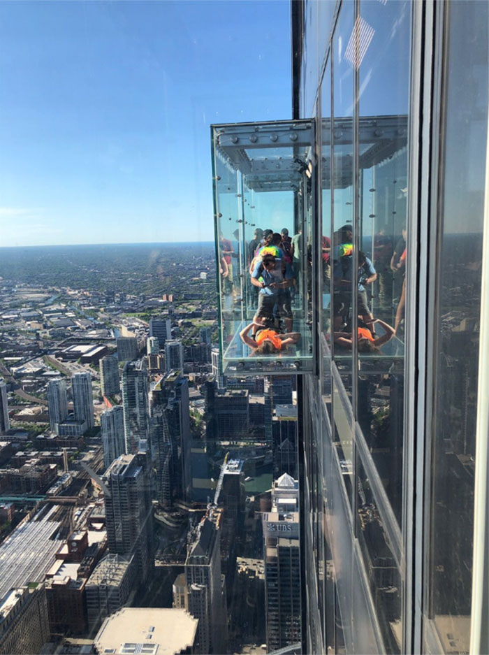 Visitors&#8217; Worst Nightmare Comes True As The Glass Floor On 103rd Floor Shatters Under Their Feet