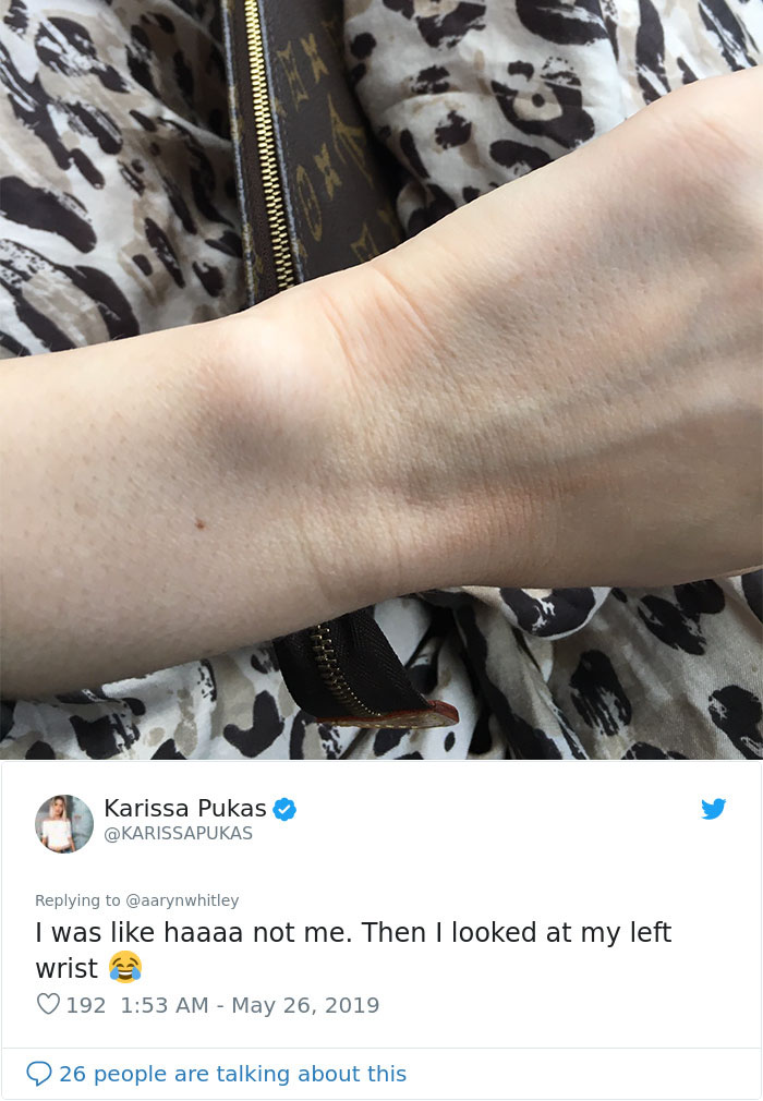 Someone Claims All Women Have A Freckle In The Middle Of Their Wrists, And People Start Freaking Out (23 Pics)