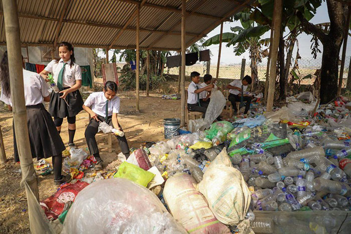 School In India Charges Students In Plastic Instead Of Money For Education, And The Entire Town Has Been Transformed School In India Charges Students In Plastic Instead Of Money For Education, And The Entire Town Has Been Transformed