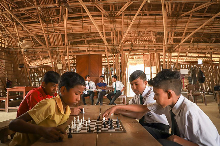 School In India Charges Students In Plastic Instead Of Money For Education, And The Entire Town Has Been Transformed School In India Charges Students In Plastic Instead Of Money For Education, And The Entire Town Has Been Transformed