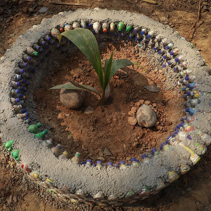 School In India Charges Students In Plastic Instead Of Money For Education, And The Entire Town Has Been Transformed School In India Charges Students In Plastic Instead Of Money For Education, And The Entire Town Has Been Transformed