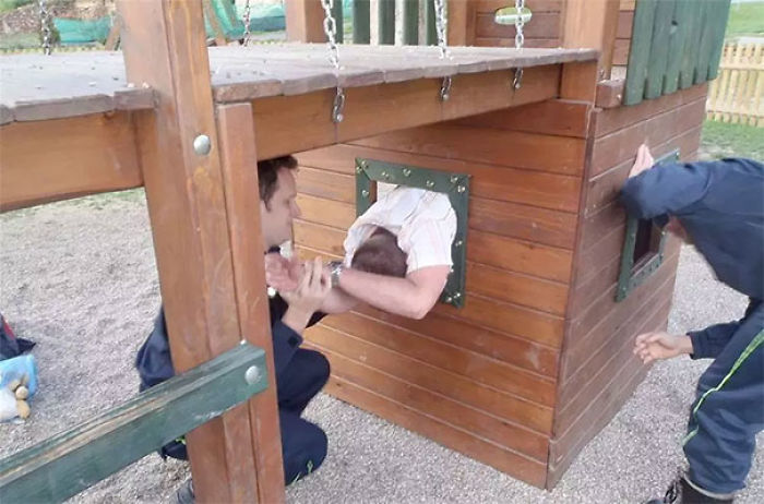30 Times Adults Tried Playing In Kids Playgrounds But It Ended Disastrously 30 Times Adults Tried Playing In Kids Playgrounds But It Ended Disastrously