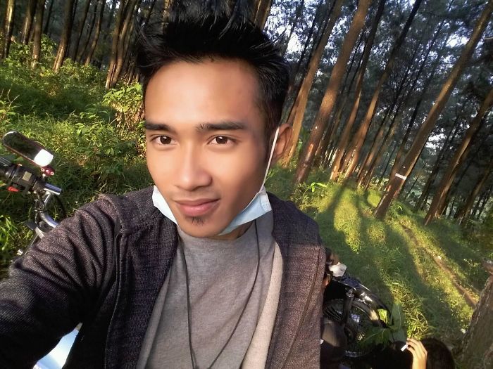 Owner Can’t Be Mad At The Cat Anymore For Destroying His Earphone Cable, As The Cat Returned With A Snake As A Replacement Owner Can’t Be Mad At The Cat Anymore For Destroying His Earphone Cable, As The Cat Returned With A Snake As A Replacement