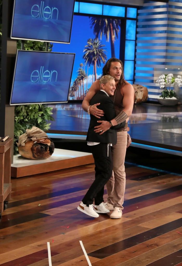 Jason Momoa Raises $31,000 In 45 Seconds By Throwing Axes Jason Momoa Raises $31,000 In 45 Seconds By Throwing Axes