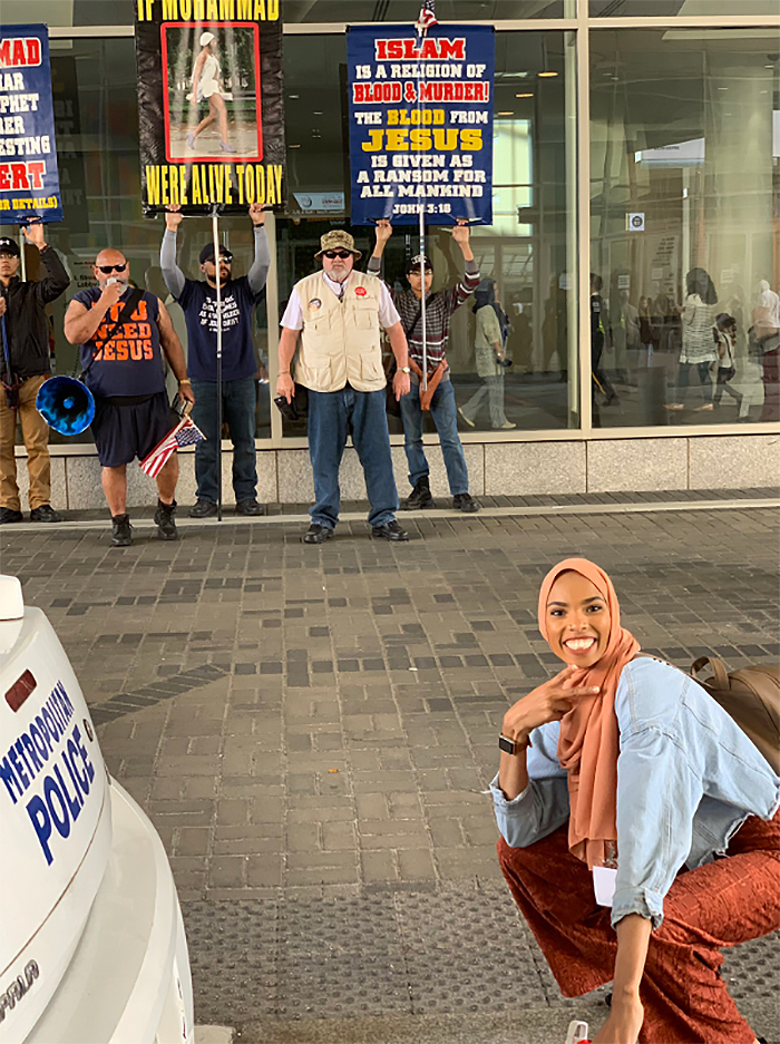 This Muslim Woman Took A Smiling Stand Against Anti-Muslim Protesters And Went Viral This Muslim Woman Took A Smiling Stand Against Anti-Muslim Protesters And Went Viral
