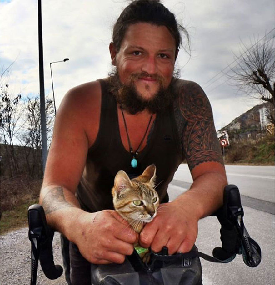 Scottish Man Decides To Cycle Across The Globe Solo But Finds A Stray Cat Which Accompanies Him Scottish Man Decides To Cycle Across The Globe Solo But Finds A Stray Cat Which Accompanies Him
