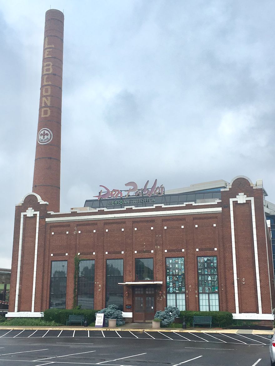 I Track Down And Eat At The Last Surviving Locations Of Nearly Defunct Restaurant Chains