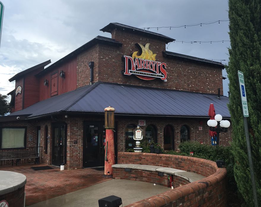 I Track Down And Eat At The Last Surviving Locations Of Nearly Defunct Restaurant Chains