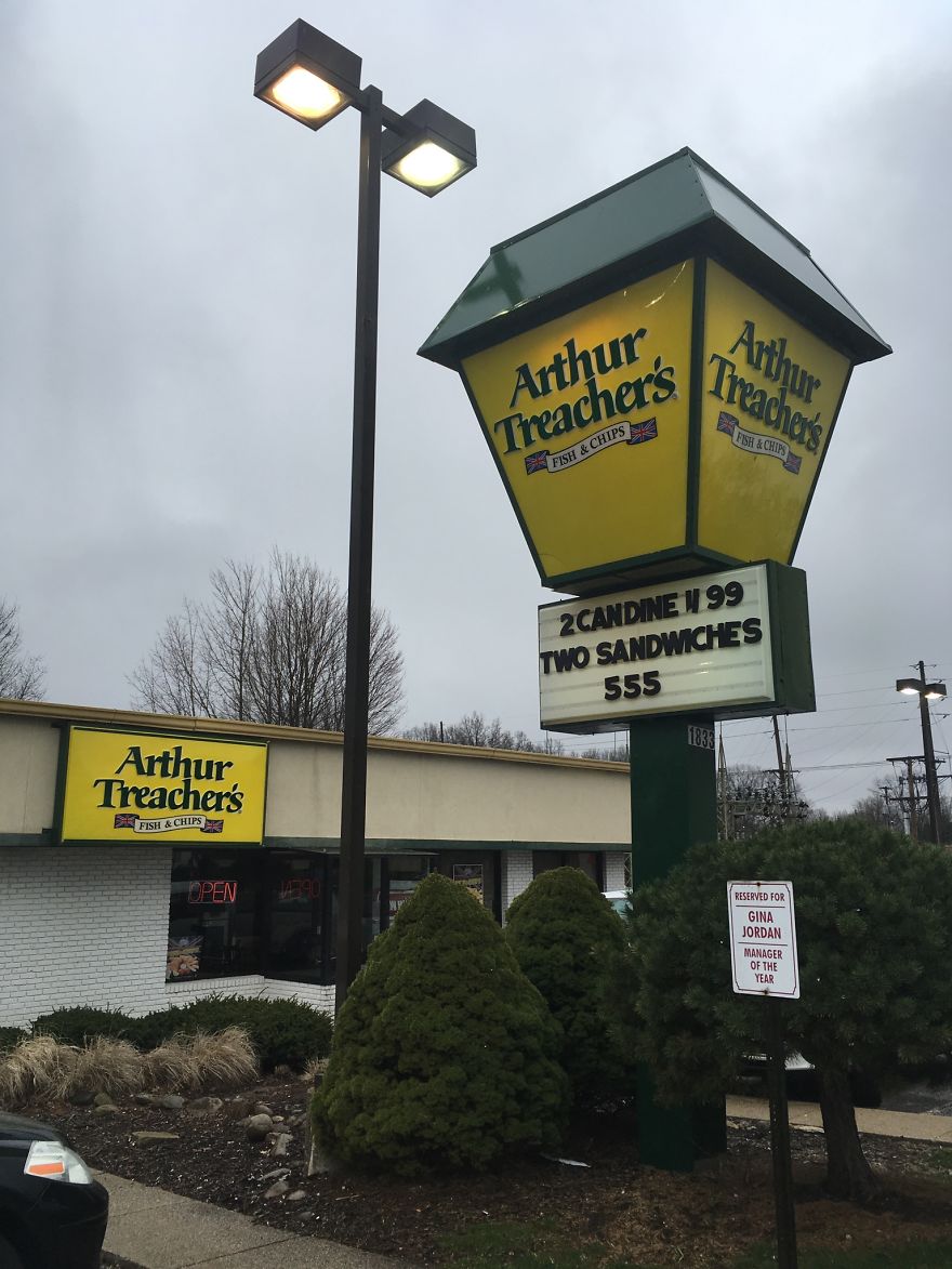 I Track Down And Eat At The Last Surviving Locations Of Nearly Defunct Restaurant Chains