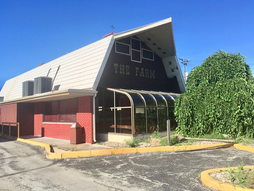 I Track Down And Eat At The Last Surviving Locations Of Nearly Defunct Restaurant Chains
