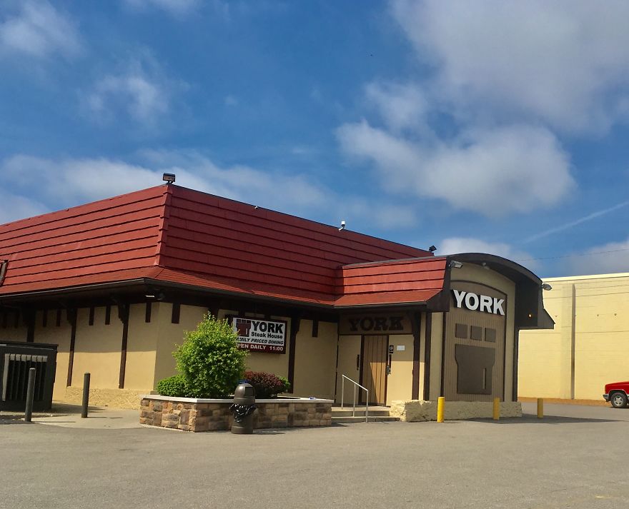 I Track Down And Eat At The Last Surviving Locations Of Nearly Defunct Restaurant Chains