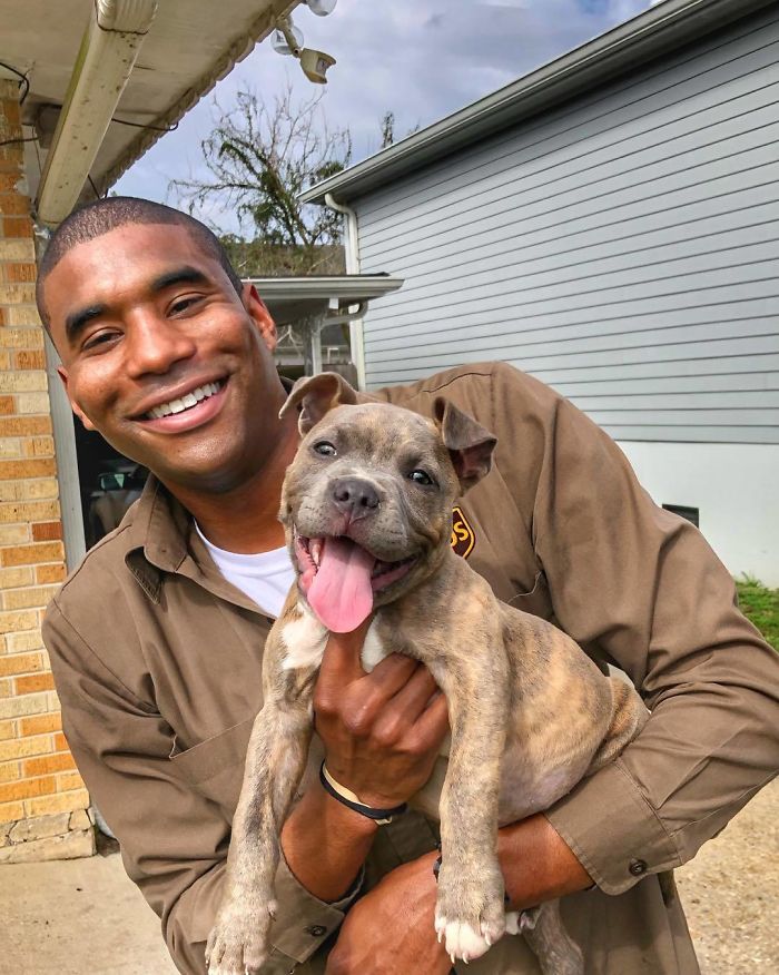 UPS Driver Entertains Himself At Work By Taking Photos With Every Dog He Meets UPS Driver Entertains Himself At Work By Taking Photos With Every Dog He Meets