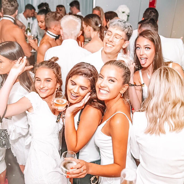 19-Year-Old Fakes Living A Luxurious Life For An Instagram Experiment, Is Surprised With How Easy It Is 19-Year-Old Fakes Living A Luxurious Life For An Instagram Experiment, Is Surprised With How Easy It Is