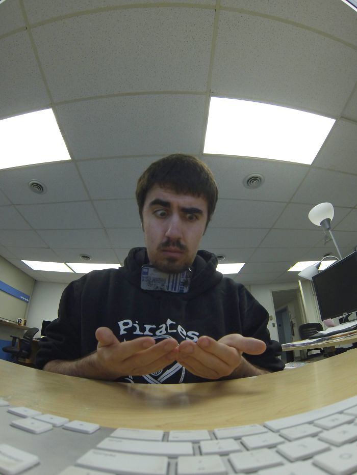 People Can&#8217;t Understand How This Guy Took A Photo Of Both Of His Hands, He Explains It With Even More &#8216;Unexplainable&#8217; Pictures