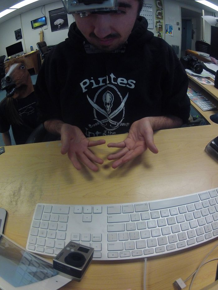 People Can’t Understand How This Guy Took A Photo Of Both Of His Hands, He Explains It With Even More ‘Unexplainable’ Pictures People Can’t Understand How This Guy Took A Photo Of Both Of His Hands, He Explains It With Even More ‘Unexplainable’ Pictures